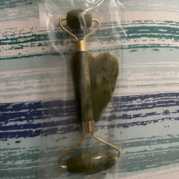 ROLLER AND GUA SHA SCRAPER TOOL - Picture 9 of 14